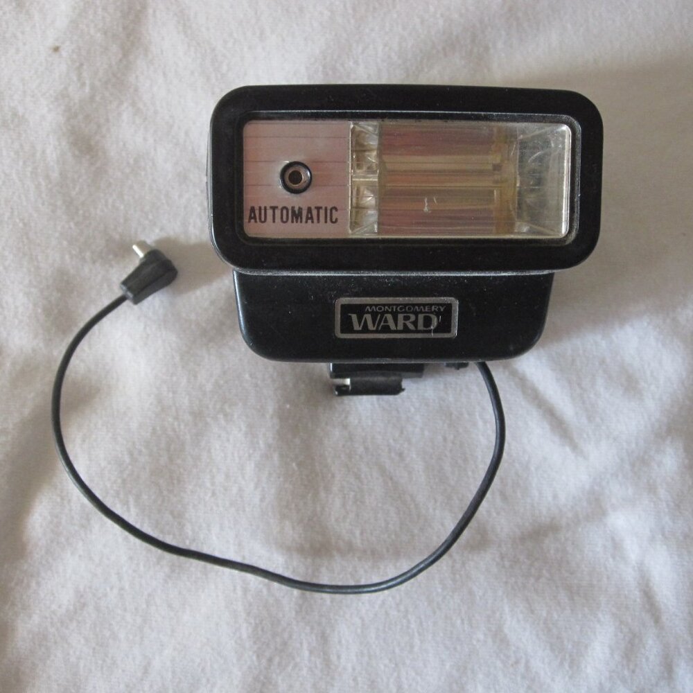 vintage Montgomery Ward Automatic Camera Flash, Model: 67-3220